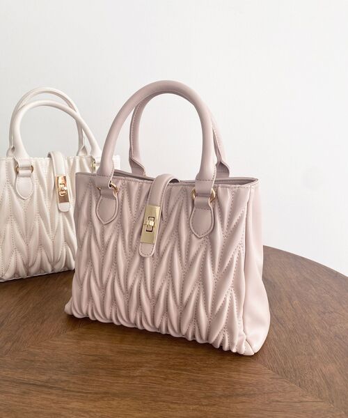 MAJESTIC LEGON（マジェスティックレゴン）の「クラシカルスクエアハンドバッグ（ショルダーバッグ・レディース・ピンク/キャメル/ブラック/アイボリー/グレイッシュベージュ/ボルドー/サックスブルー/ラベンダー/ブラウン/ピンク系その他・FREE）」の14枚目の写真