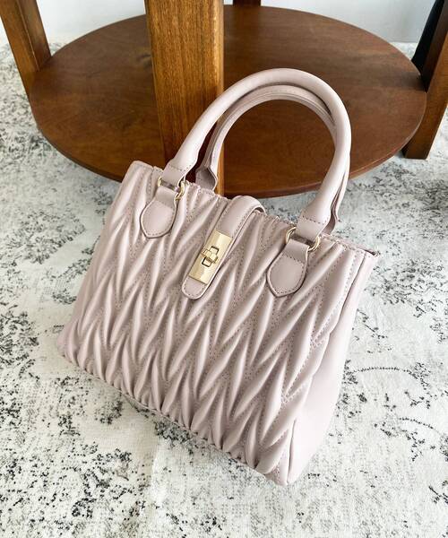 MAJESTIC LEGON（マジェスティックレゴン）の「クラシカルスクエアハンドバッグ（ショルダーバッグ・レディース・ピンク/キャメル/ブラック/アイボリー/グレイッシュベージュ/ボルドー/サックスブルー/ラベンダー/ブラウン/ピンク系その他・FREE）」の15枚目の写真