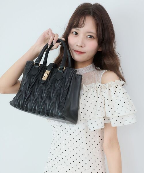 MAJESTIC LEGON（マジェスティックレゴン）の「クラシカルスクエアハンドバッグ（ショルダーバッグ・レディース・ピンク/キャメル/ブラック/アイボリー/グレイッシュベージュ/ボルドー/サックスブルー/ラベンダー/ブラウン/ピンク系その他・FREE）」の18枚目の写真