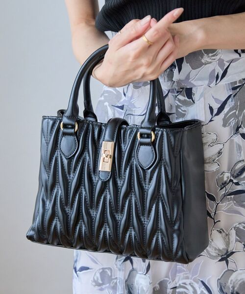MAJESTIC LEGON（マジェスティックレゴン）の「クラシカルスクエアハンドバッグ（ショルダーバッグ・レディース・ピンク/キャメル/ブラック/アイボリー/グレイッシュベージュ/ボルドー/サックスブルー/ラベンダー/ブラウン/ピンク系その他・FREE）」の21枚目の写真