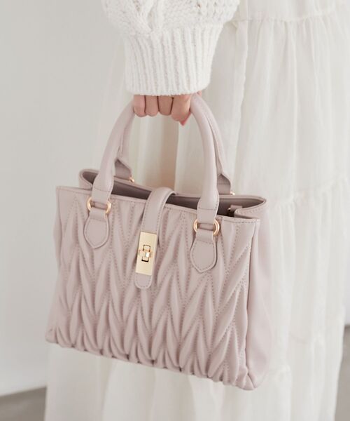 MAJESTIC LEGON(マジェスティックレゴン)の「クラシカルスクエアハンドバッグ(ショルダーバッグ・レディース・ピンク/キャメル/ブラック/アイボリー/グレイッシュベージュ/ボルドー/サックスブルー/ラベンダー/ブラウン/ピンク系その他・FREE)」の12枚目の写真