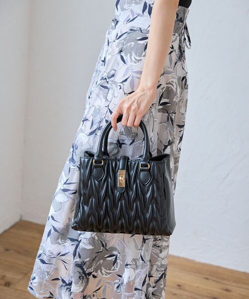 MAJESTIC LEGON(マジェスティックレゴン)の「クラシカルスクエアハンドバッグ(ショルダーバッグ・レディース・ピンク/キャメル/ブラック/アイボリー/グレイッシュベージュ/ボルドー/サックスブルー/ラベンダー/ブラウン/ピンク系その他・FREE)」の18枚目の写真