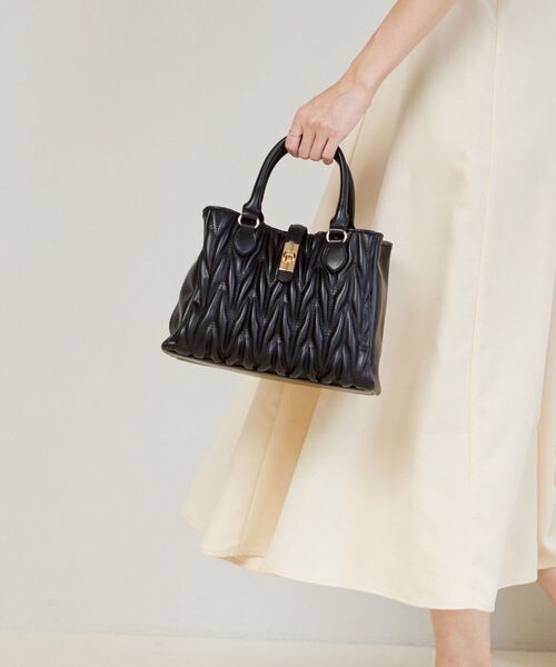 MAJESTIC LEGON(マジェスティックレゴン)の「クラシカルスクエアハンドバッグ(ショルダーバッグ・レディース・ピンク/キャメル/ブラック/アイボリー/グレイッシュベージュ/ボルドー/サックスブルー/ラベンダー/ブラウン/ピンク系その他・FREE)」の21枚目の写真