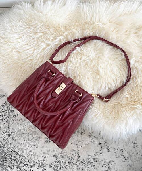 MAJESTIC LEGON（マジェスティックレゴン）の「クラシカルスクエアハンドバッグ（ショルダーバッグ・レディース・ピンク/キャメル/ブラック/アイボリー/グレイッシュベージュ/ボルドー/サックスブルー/ラベンダー/ブラウン/ピンク系その他・FREE）」の14枚目の写真