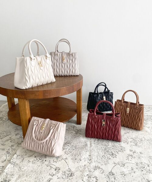 MAJESTIC LEGON（マジェスティックレゴン）の「クラシカルスクエアハンドバッグ（ショルダーバッグ・レディース・ピンク/キャメル/ブラック/アイボリー/グレイッシュベージュ/ボルドー/サックスブルー/ラベンダー/ブラウン/ピンク系その他・FREE）」の15枚目の写真