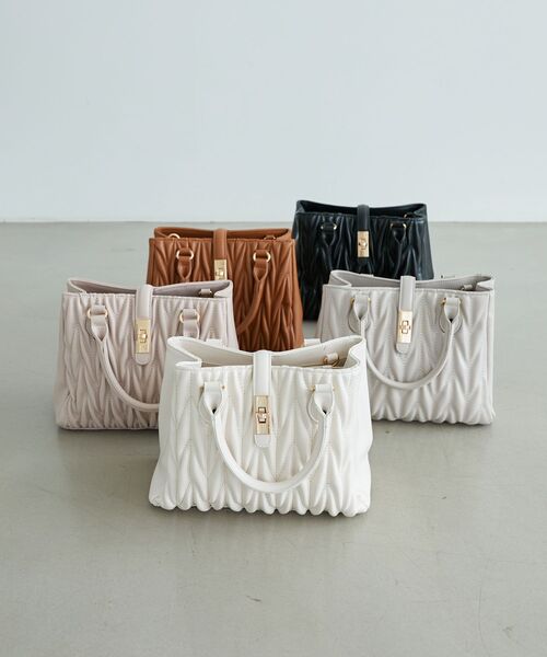 MAJESTIC LEGON（マジェスティックレゴン）の「クラシカルスクエアハンドバッグ（ショルダーバッグ・レディース・ピンク/キャメル/ブラック/アイボリー/グレイッシュベージュ/ボルドー/サックスブルー/ラベンダー/ブラウン/ピンク系その他・FREE）」の16枚目の写真