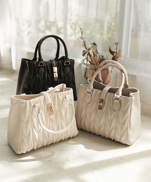 MAJESTIC LEGON（マジェスティックレゴン）の「クラシカルスクエアハンドバッグ（ショルダーバッグ・レディース・ピンク/キャメル/ブラック/アイボリー/グレイッシュベージュ/ボルドー/サックスブルー/ラベンダー/ブラウン/ピンク系その他・FREE）」の17枚目の写真