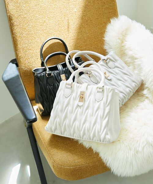 MAJESTIC LEGON（マジェスティックレゴン）の「クラシカルスクエアハンドバッグ（ショルダーバッグ・レディース・ピンク/キャメル/ブラック/アイボリー/グレイッシュベージュ/ボルドー/サックスブルー/ラベンダー/ブラウン/ピンク系その他・FREE）」の19枚目の写真