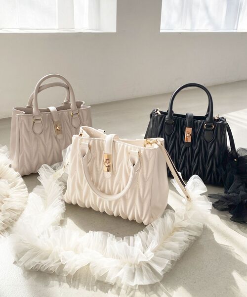 MAJESTIC LEGON（マジェスティックレゴン）の「クラシカルスクエアハンドバッグ（ショルダーバッグ・レディース・ピンク/キャメル/ブラック/アイボリー/グレイッシュベージュ/ボルドー/サックスブルー/ラベンダー/ブラウン/ピンク系その他・FREE）」の21枚目の写真