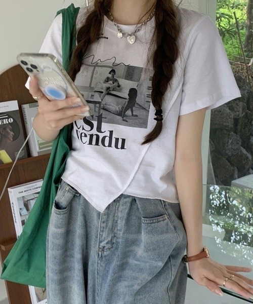 shopnikoniko(ショップニコニコ)の「チビT 半袖 ショート丈 アシンメトリー 韓国ファッション y2k Tシャツ クロップド丈 プリント ピチT(Tシャツ/カットソー・レディース・ブラック/ホワイト・フリー)」の2枚目の写真