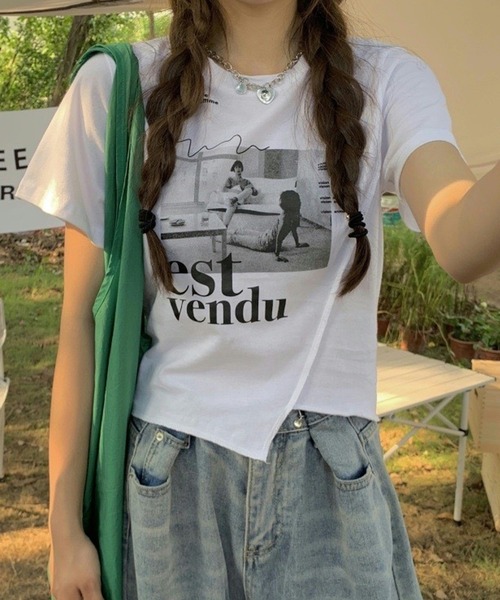 shopnikoniko(ショップニコニコ)の「チビT 半袖 ショート丈 アシンメトリー 韓国ファッション y2k Tシャツ クロップド丈 プリント ピチT(Tシャツ/カットソー・レディース・ブラック/ホワイト・フリー)」の4枚目の写真