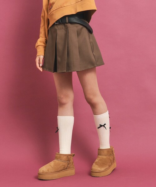 PINK-latte(ピンクラテ)の「◆【カラー追加/オールシーズン対応】ベルト付きプリーツスカート(スカート・キッズ・チャコールグレー/ブラック/ベージュ/ブラウン系・16/15 /14/13)」の3枚目の写真