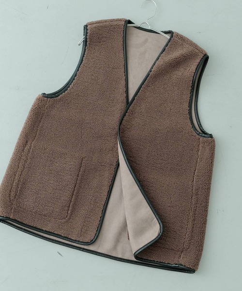 ITEMS URBANRESEARCH（アイテムズ アーバンリサーチ）の「フェイクムートン ボア リバーシブルベスト（ベスト・メンズ・ブラウン/ブラック・MEDIUM/LARGE）」の2枚目の写真