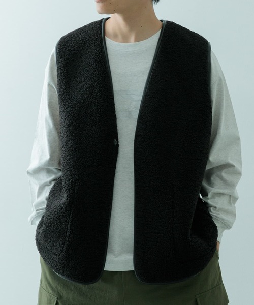 ITEMS URBANRESEARCH（アイテムズ アーバンリサーチ）の「フェイクムートン ボア リバーシブルベスト（ベスト・メンズ・ブラウン/ブラック・MEDIUM/LARGE）」の22枚目の写真