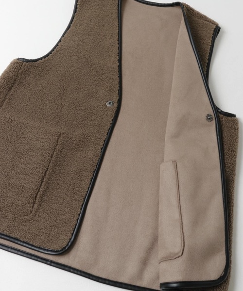ITEMS URBANRESEARCH（アイテムズ アーバンリサーチ）の「フェイクムートン ボア リバーシブルベスト（ベスト・メンズ・ブラウン/ブラック・MEDIUM/LARGE）」の8枚目の写真