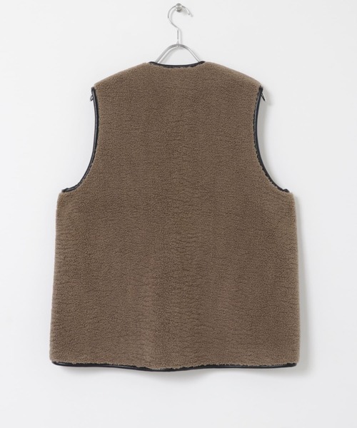 ITEMS URBANRESEARCH（アイテムズ アーバンリサーチ）の「フェイクムートン ボア リバーシブルベスト（ベスト・メンズ・ブラウン/ブラック・MEDIUM/LARGE）」の10枚目の写真