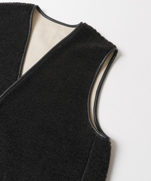 ITEMS URBANRESEARCH（アイテムズ アーバンリサーチ）の「フェイクムートン ボア リバーシブルベスト（ベスト・メンズ・ブラウン/ブラック・MEDIUM/LARGE）」の13枚目の写真