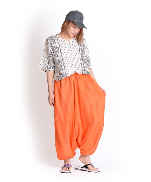 MARAI(マーライ)の「エスニック無地 サルエルバルーンパンツ(その他パンツ・レディース・ピンク/ワインレッド/パープル/グリーン/オレンジ/ブルー/グレー/ネイビー/ブラック/ライトグレー・FREE)」の10枚目の写真