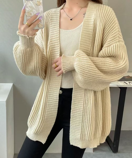 冬コーデに欠かせない！ボリューム袖が可愛いロングリブニット