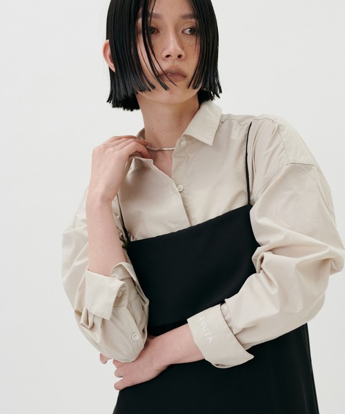 LARUTA（ラルータ）の「［Web限定］【LARUTA】ちびロゴ刺繍ベーシックシャツ（シャツ/ブラウス・レディース・その他1/ブルー/オフホワイト/ライトベージュ・FREE）」の3枚目の写真