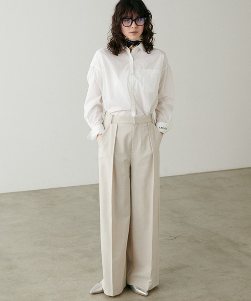 LARUTA（ラルータ）の「［Web限定］【LARUTA】ちびロゴ刺繍ベーシックシャツ（シャツ/ブラウス・レディース・その他1/ブルー/オフホワイト/ライトベージュ・FREE）」の6枚目の写真
