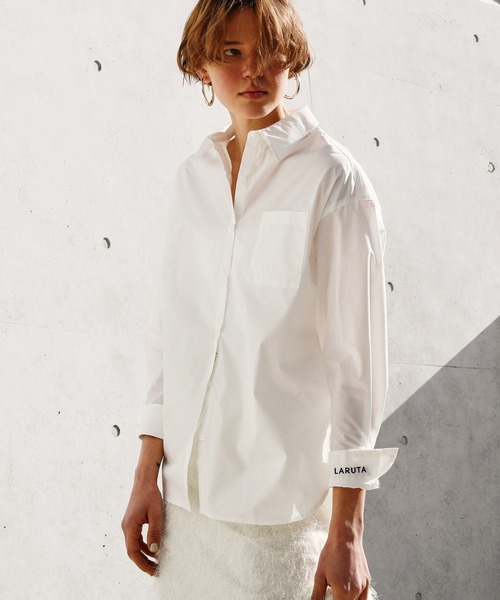 LARUTA（ラルータ）の「［Web限定］【LARUTA】ちびロゴ刺繍ベーシックシャツ（シャツ/ブラウス・レディース・その他1/ブルー/オフホワイト/ライトベージュ・FREE）」の12枚目の写真