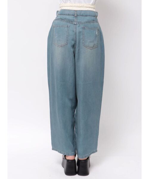 CALNAMUR(カルナムール)の「LAYERED LOOSE DENIM/レイヤードルーズデニム(デニムパンツ・レディース・ライトブルー/インディゴブルー・MEDIUM/SMALL)」の14枚目の写真