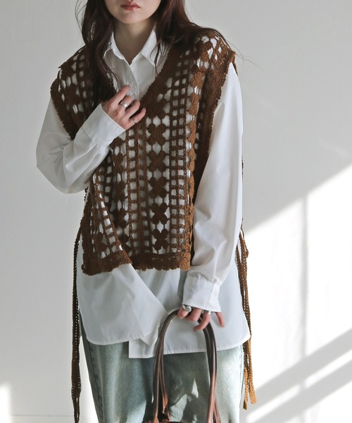 COURO（コウロ）の「サイドリボンクロシェ編みかぎ針ニットベスト（ベスト・レディース・ブラック/モカ/キナリ・M）」の3枚目の写真