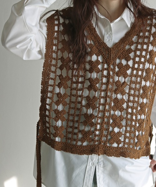 COURO（コウロ）の「サイドリボンクロシェ編みかぎ針ニットベスト（ベスト・レディース・ブラック/モカ/キナリ・M）」の11枚目の写真