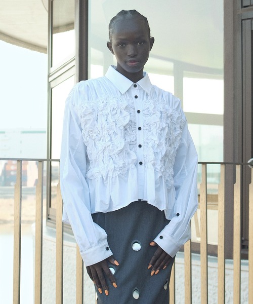 RUMCHE(ラムシェ)の「Shirring Cotton Shirt / シャーリングコットンシャツ(シャツ/ブラウス・レディース・ブラック/ホワイト・FREE)」の2枚目の写真