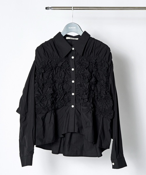 RUMCHE(ラムシェ)の「Shirring Cotton Shirt / シャーリングコットンシャツ(シャツ/ブラウス・レディース・ブラック/ホワイト・FREE)」の1枚目の写真
