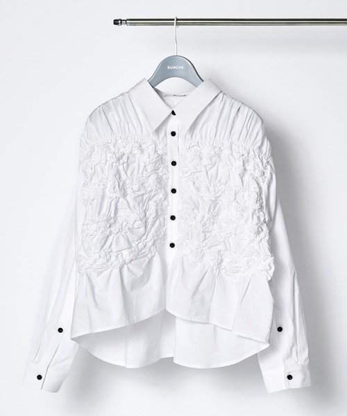 RUMCHE(ラムシェ)の「Shirring Cotton Shirt / シャーリングコットンシャツ(シャツ/ブラウス・レディース・ブラック/ホワイト・FREE)」の3枚目の写真