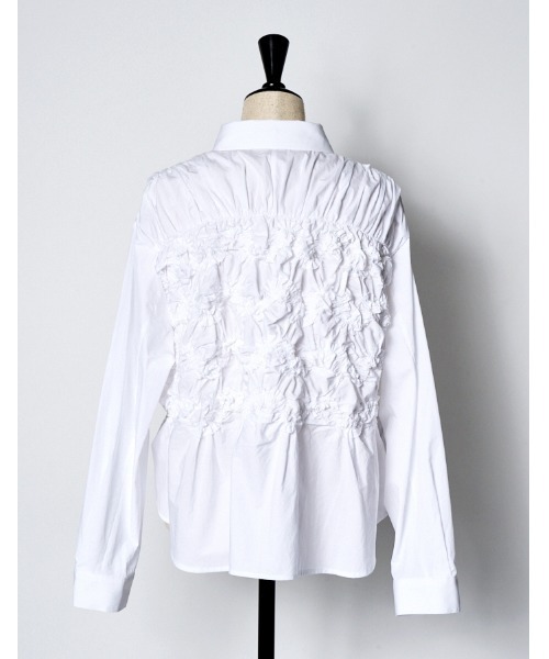 RUMCHE(ラムシェ)の「Shirring Cotton Shirt / シャーリングコットンシャツ(シャツ/ブラウス・レディース・ブラック/ホワイト・FREE)」の7枚目の写真