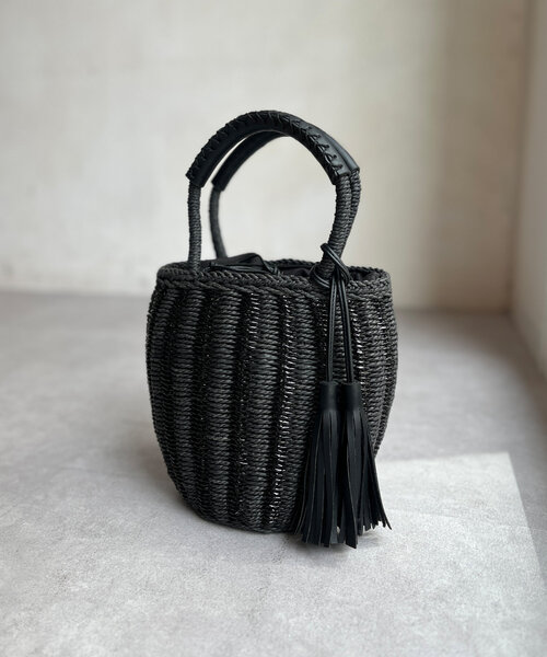 Chez toi（シェトワ）の「メタリック編み込みバケツトート（かごバッグ・レディース・ベージュ/ブラック・FREE）」の2枚目の写真