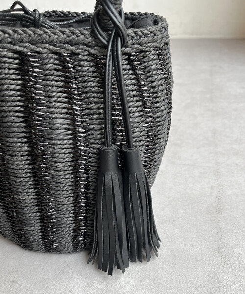 Chez toi（シェトワ）の「メタリック編み込みバケツトート（かごバッグ・レディース・ベージュ/ブラック・FREE）」の6枚目の写真