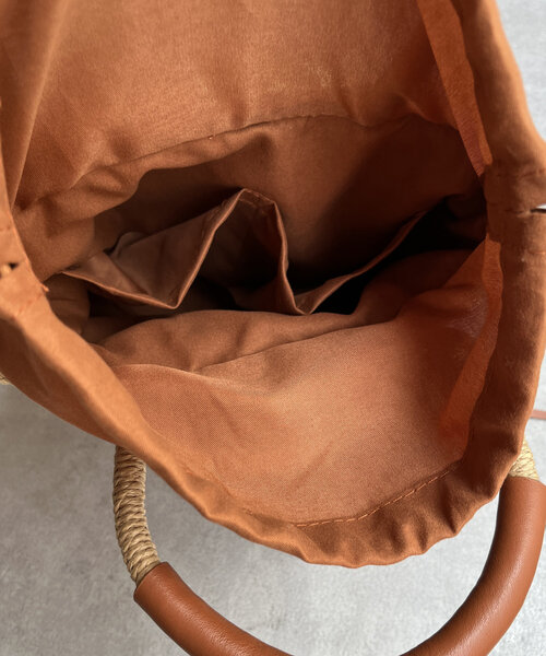 Chez toi（シェトワ）の「メタリック編み込みバケツトート（かごバッグ・レディース・ベージュ/ブラック・FREE）」の17枚目の写真