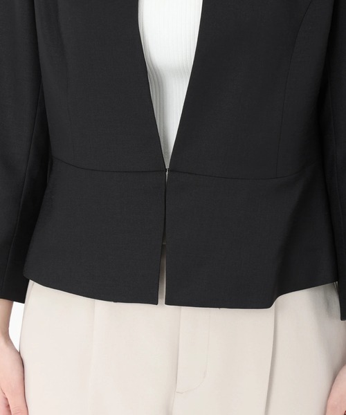 STRAWBERRY-FIELDS(ストロベリーフィールズ)の「7分袖ペプラムジャケット(ノーカラージャケット・レディース・ネイビー/ブラック/ライトベージュ・2/3)」の11枚目の写真