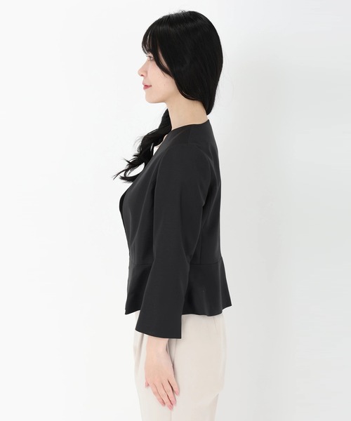 STRAWBERRY-FIELDS(ストロベリーフィールズ)の「7分袖ペプラムジャケット(ノーカラージャケット・レディース・ネイビー/ブラック/ライトベージュ・2/3)」の6枚目の写真