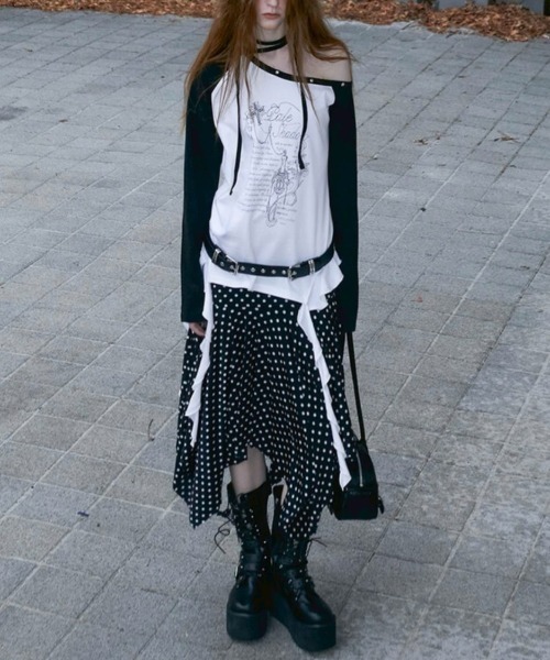 NOT KNOWING（ノットノーイング）の「【NOT KNOWING】One Shoulder Raglan Ruffle Top / 【ノットノーイング】ワンショルダーラグランラッフル長袖Tシャツ（Tシャツ/カットソー・レディース・ホワイト×ブラック・ONE SIZE）」の5枚目の写真