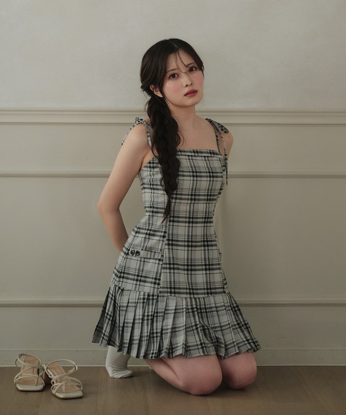 fupel（フぺル）の「shoulder ribbon check mini cami onepiece /ショルダーリボンチェックミニキャミワンピース（ワンピース・レディース・ブラック/ブラウン・FREE）」の8枚目の写真