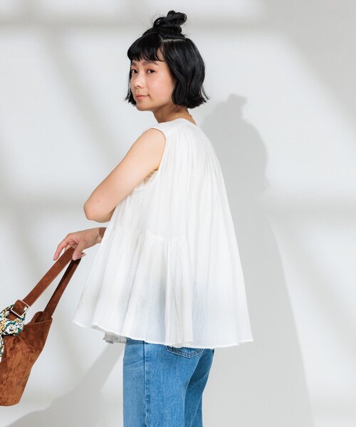 FREAK'S STORE(フリークスストア)の「インド コットンクレープ ノースリフレアブラウス(シャツ/ブラウス・レディース・オフホワイト/クリーム/ブラック/サックスブルー・フリ-)」の11枚目の写真