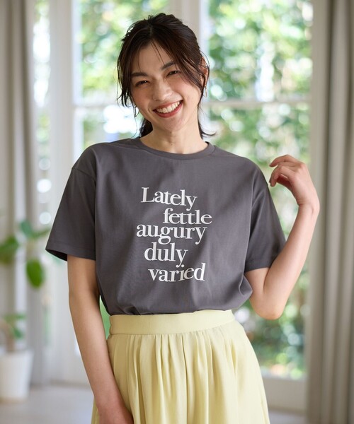 ANY(エニィ)の「半袖ロゴTシャツ(Tシャツ/カットソー・レディース・グレー系1/アイボリー系2/アイボリー系1・2/3)」の2枚目の写真