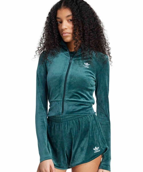 adidas（アディダス）の「adidas Essentials Velvet Fitted Track Top / アディダス エッセンシャルズ ベルベット フィッティド トラックトップ（ジャージ・レディース・グリーン・L/M/S）」の2枚目の写真