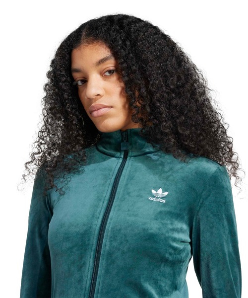 adidas（アディダス）の「adidas Essentials Velvet Fitted Track Top / アディダス エッセンシャルズ ベルベット フィッティド トラックトップ（ジャージ・レディース・グリーン・L/M/S）」の3枚目の写真