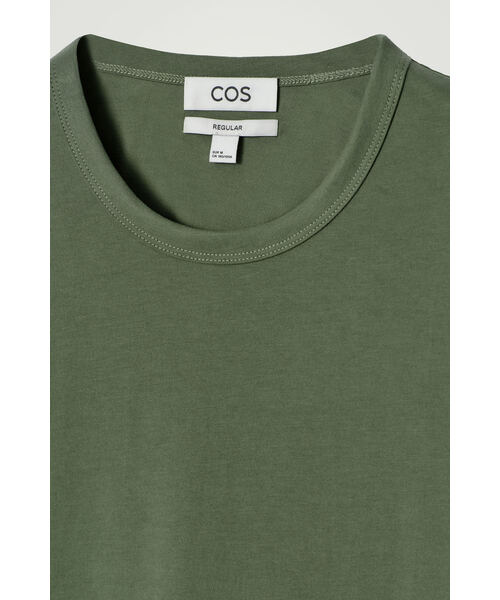 COS（コス）の「レギュラーフィット ブラッシュドコットンTシャツ（Tシャツ/カットソー・メンズ・カーキ・XL/L/M/S）」の6枚目の写真