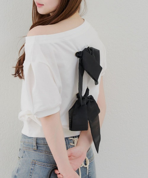 continuer de NICE CLAUP(コンティニューデナイスクラップ)の「バックリボンオフショルプルオーバー(Tシャツ/カットソー・レディース・オートミール/オフホワイト/ブラック・FREE)」の1枚目の写真