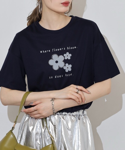 BRODIAEA(ブローディア)の「BRODIAEA フラワープリント半袖Tシャツ(Tシャツ/カットソー・レディース・オフホワイト/ネイビー/ロイヤルブルー/コーラル・40)」の2枚目の写真