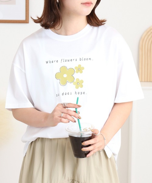 BRODIAEA(ブローディア)の「BRODIAEA フラワープリント半袖Tシャツ(Tシャツ/カットソー・レディース・オフホワイト/ネイビー/ロイヤルブルー/コーラル・40)」の1枚目の写真