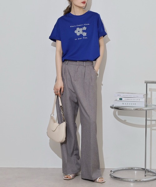 BRODIAEA(ブローディア)の「BRODIAEA フラワープリント半袖Tシャツ(Tシャツ/カットソー・レディース・オフホワイト/ネイビー/ロイヤルブルー/コーラル・40)」の16枚目の写真