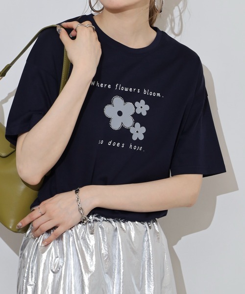 BRODIAEA(ブローディア)の「BRODIAEA フラワープリント半袖Tシャツ(Tシャツ/カットソー・レディース・オフホワイト/ネイビー/ロイヤルブルー/コーラル・40)」の9枚目の写真